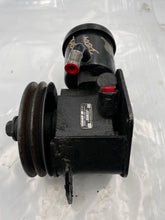 Load image into Gallery viewer, POWER STEERING PUMP 200D 280SE 300SEL 67 68 69 - 74 75 - NW163895

