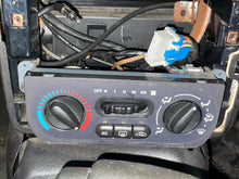 Load image into Gallery viewer, Temperature Controls  SATURN S SERIES 2002 - NW569381
