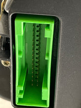 Load image into Gallery viewer, SPEEDOMETER CLUSTER Passat 1999 99 Auto - NW162192
