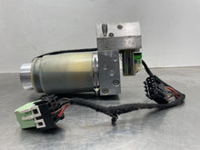 Load image into Gallery viewer, CONVERTIBLE TOP MOTOR 323i 323ic 325ci 325i 330ci 330i 00-10 - NW577935
