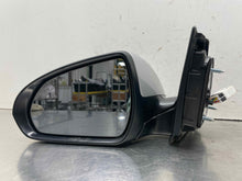 Load image into Gallery viewer, Side View Door Mirror Hyundai Elantra 2018 - NW592811
