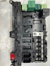 Load image into Gallery viewer, FUSE BOX Range Rover 2003 03 2004 04 2005 05 2006 06 - NW65848

