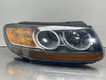Load image into Gallery viewer, HEADLIGHT LAMP ASSEMBLY Hyundai Santa Fe 2007 07 Right - NW520621
