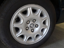 Load image into Gallery viewer, WHEEL Jaguar Xj8 98 99 16" Alloy 10 Triangle Slots - NW199541
