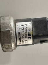 Load image into Gallery viewer, AC CONDENSOR AUDI A4 PASSAT 1998 98 1999 99 00 01 02 - NW43560
