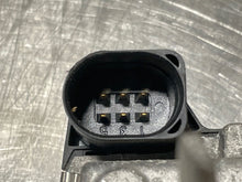 Load image into Gallery viewer, THROTTLE BODY Audi A6 RS4 A8 A6 01 02 03 04 05 06 - 09 - NW177733
