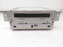 Load image into Gallery viewer, Radio Land Rover LR2 LR3 2008 08 2009 09 2010 10 2011 11 AM FM Cd Player - NW139374
