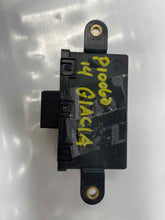 Load image into Gallery viewer, TRANSFER CASE CONTROL MODULE COMPUTER CLA250 CLA45 GLA250 GLA45 GLAh 14-16 - NW35168
