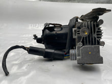 Load image into Gallery viewer, Suspension Air Compressor Pump Lincoln Navigator 2011 - NW8328
