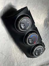 Load image into Gallery viewer, AC HEATER TEMP CONTROL Honda CRV 2002 02 2003 03 04 05 06 - NW261233
