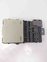 Load image into Gallery viewer, FUSE BOX Honda Odyssey 99 00 01 02 03 04 - NW65568
