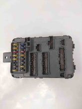 Load image into Gallery viewer, FUSE BOX Honda Odyssey 99 00 01 02 03 04 - NW65569
