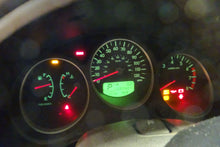Load image into Gallery viewer, SPEEDOMETER CLUSTER Subaru Forester 2005 05 Auto - NW161797
