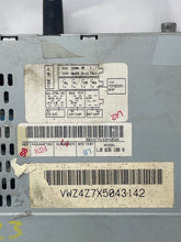 Load image into Gallery viewer, RADIO VW GOLF JETTA PASSAT 2001 01 02 03 04 05 AM FM CD - NW262050

