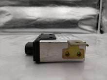 Load image into Gallery viewer, FUEL PUMP CONTROL MODULE COMPUTER Range Rover Range Rover Sport 06-09 - NW281555
