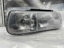 Load image into Gallery viewer, HEADLIGHT LAMP ASSEMBLY Silverado 1500 Pickup Silverado 2500 99-06 Right - NW289422

