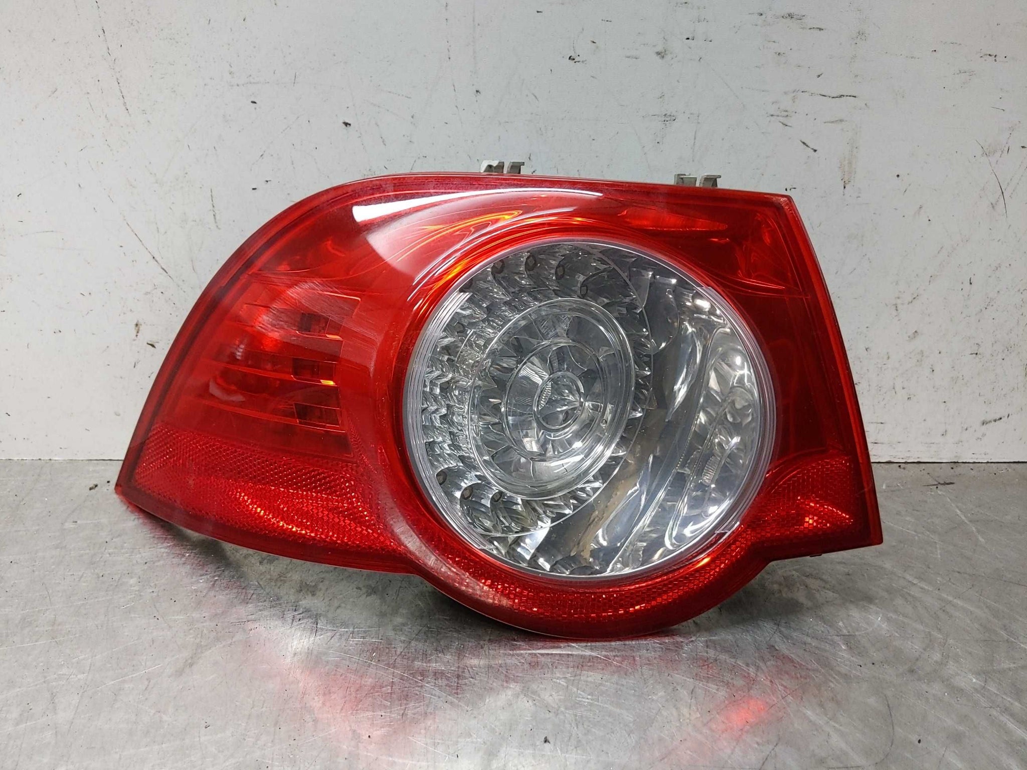 OUTER TAIL LIGHT LAMP Volkswagen EOS 07 08 09 10 11 Left OUTER TAIL LIGHT LAMP Volkswagen EOS 07 08 09 10 11 Left