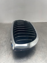 Load image into Gallery viewer, GRILLE BMW 330i 325i 2004 04 2005 05 2006 06 Coupe Upper Right - NW411500
