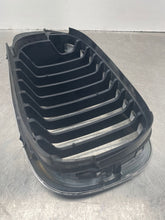 Load image into Gallery viewer, GRILLE BMW 330i 325i 2004 04 2005 05 2006 06 Coupe Upper Right - NW411500
