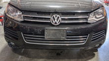 Load image into Gallery viewer, Grille Volkswagen Touareg 2011 - NW415561
