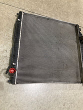 Load image into Gallery viewer, RADIATOR Ford F250SD Pickup F350SD Pickup 2006 06 2007 07 - NW419601
