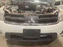 Load image into Gallery viewer, Grille Mitsubishi Endeavor 2006 - NW422965
