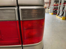 Load image into Gallery viewer, OUTER TAIL LIGHT LAMP Range Rover 2000 00 2001 01 2002 02 Right - NW429314
