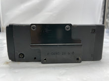 Load image into Gallery viewer, CD CHANGER SL500 SL600 1999 99 2000 00 2001 01 2002 02 - NW232522
