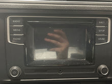 Load image into Gallery viewer, Radio Volkswagen Jetta 2017 - NW436699
