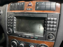Load image into Gallery viewer, Radio  MERCEDES C-CLASS 2007 - NW438980
