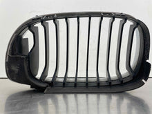 Load image into Gallery viewer, GRILLE BMW 330i 325i 2004 04 2005 05 2006 06 Coupe Upper Left - NW441507
