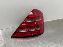 Load image into Gallery viewer, [INVENTORYCAR_YEAR_MAKE_MODEL] TAIL LIGHT LAMP ASSEMBLY Right - NW442801
