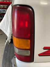 Load image into Gallery viewer, TAIL LIGHT LAMP ASSEMBLY Silverado 1500 Pickup Silverado 2500 99-03 Right - NW452534

