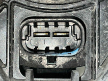 Load image into Gallery viewer, RADIATOR FAN ASSEMBLY Corvette 1998 98 1999 99 2000 00 01 02 03 04 - NW466245
