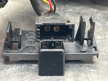 Load image into Gallery viewer, REMOTE CD CHANGER E350 E550 B200 CLS500 CLS55 CLS550 CLS63 E280 03-13 - NW468645

