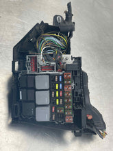 Load image into Gallery viewer, FUSE BOX Land Rover Evoque 12 13 14 15 16 17 - NW470649
