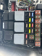 Load image into Gallery viewer, FUSE BOX Land Rover Evoque 12 13 14 15 16 17 - NW470649
