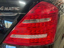 Load image into Gallery viewer, [INVENTORYCAR_YEAR_MAKE_MODEL] TAIL LIGHT LAMP ASSEMBLY Right - NW470924
