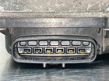 Load image into Gallery viewer, THROTTLE BODY Jaguar S Type 2006 06 2007 07 2008 08 - NW482354

