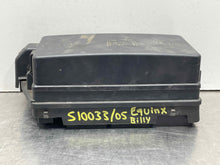 Load image into Gallery viewer, Fuse Box Chevrolet Equinox 2005 - NW489456
