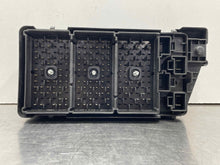 Load image into Gallery viewer, Fuse Box Chevrolet Equinox 2005 - NW489456
