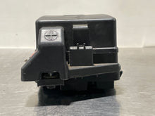 Load image into Gallery viewer, Fuse Box Chevrolet Equinox 2005 - NW489456
