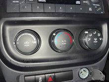 Load image into Gallery viewer, Temperature Controls Jeep Patriot 2016 - NW520610
