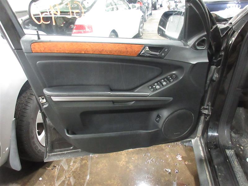 FRONT INTERIOR DOOR TRIM PANEL Gl320 Gl450 Gl550 2008 08 - 1072847