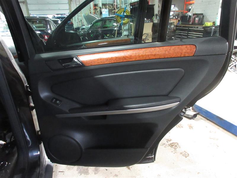 REAR INTERIOR DOOR TRIM PANEL Gl320 Gl450 Gl550 2008 08 - 1072870