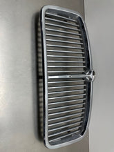 Load image into Gallery viewer, Grille Jaguar XJ6 1979 - NW98456
