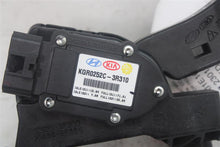 Load image into Gallery viewer, ELECTRONIC PEDAL ASSEMBLY Kia Cadenza 2016 16 - 1273375
