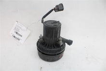 Load image into Gallery viewer, AIR INJECTION PUMP SMOG Jaguar S Type XF Xj XJ8 2000 00 01 02 03 04 05 06 - 12 - 1323728
