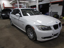 Load image into Gallery viewer, 2009 BMW 328i Floor Shifter - 858188
