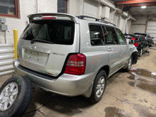 Load image into Gallery viewer, QUARTER GLASS Toyota Highlander 2001 01 2002 02 2003 03 04 05 06 07 Right - 1099835
